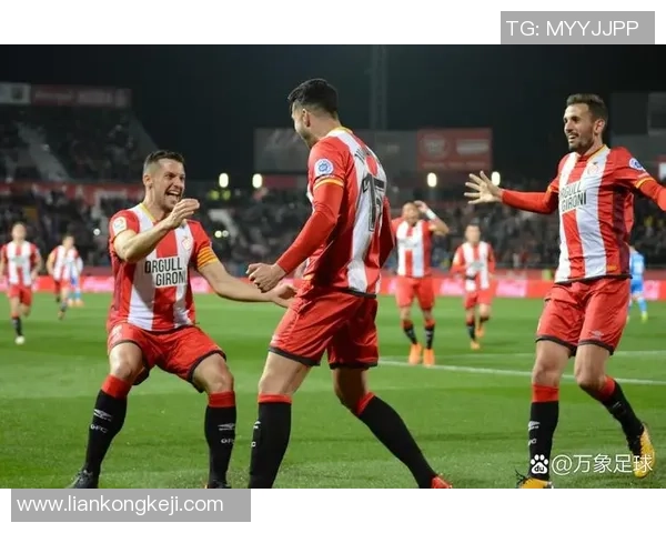 足球明星精彩表现戴帽子助球队夺胜引发球迷热议